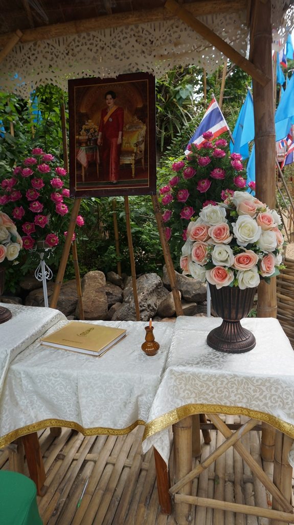 Pequeño altar con la foto de la Reina Sirikit en un templo de Chiang Mai